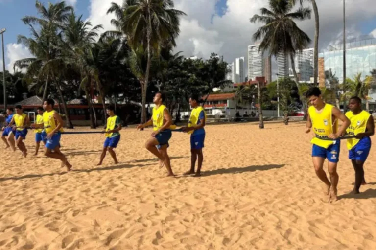 Seleção brasileira de futebol de cegos inclui treinos na praia; confira