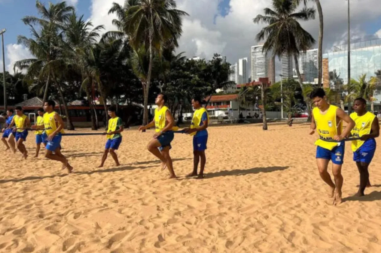 Seleção brasileira de futebol de cegos inclui treinos na praia; confira