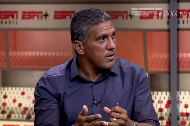 Silas aponta time que pode bater Flamengo e Palmeiras