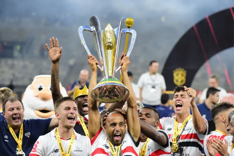 SPFC supera Palmeiras e Flamengo em eleição de maiores clubes do mundo; veja ranking