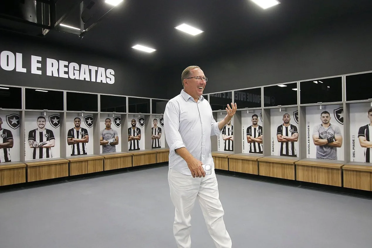 Mauro Cezar questiona John Textor sobre declarações de corrupção