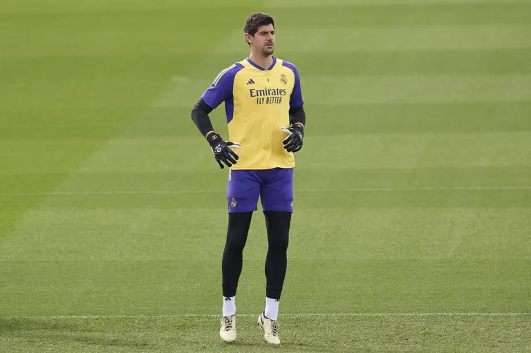Courtois deixa treino do Real Madrid lesionado e retorno pode ser adiado