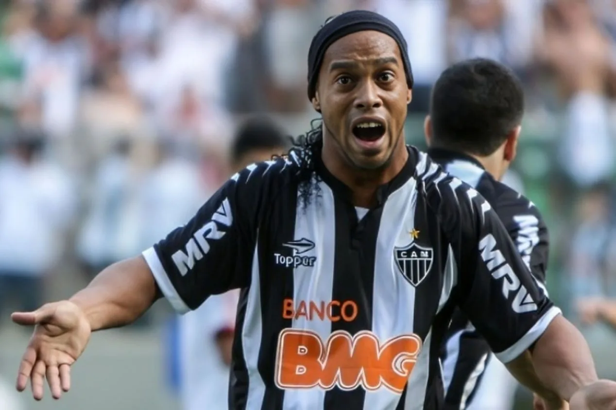 Vampeta “esquece” Ronaldinho e crava top-5 dos maiores do futebol brasileiro