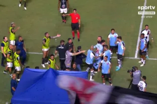 Briga entre Vasco e Água Santa foi generalizada na Copa do Brasil (Reprodução/SporTV)