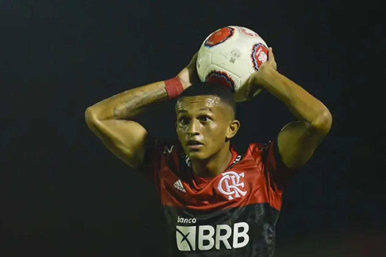 Wesley, do Flamengo, é acusado de agredir empresário em quiosque no Rio