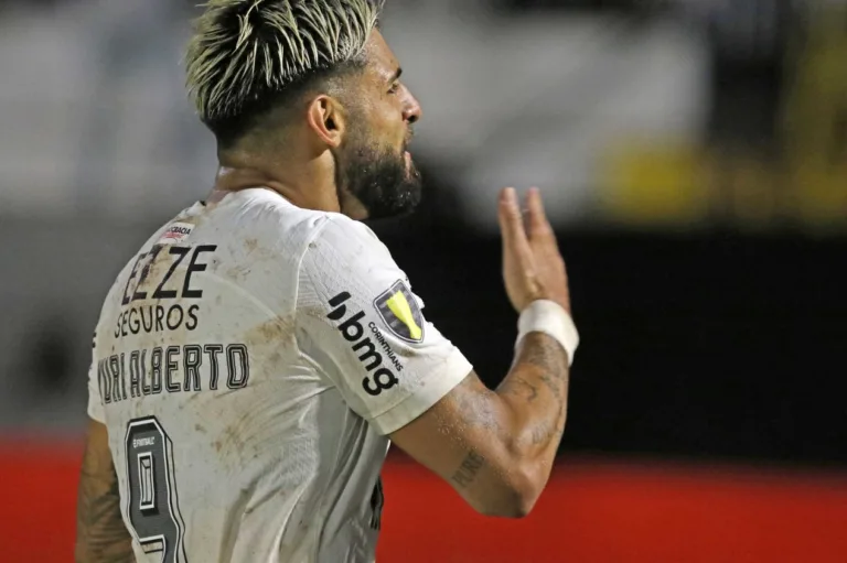Centroavantes decidem, Corinthians vence o São Bernardo e avança na Copa do Brasil