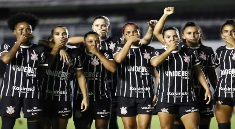 Corinthians vence o Santos e segue invicto no Brasileirão Feminino