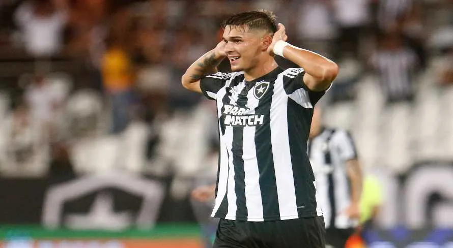 Mateo Ponte supera a defesa do Atlético-GO e marca o primeiro do Botafogo; veja