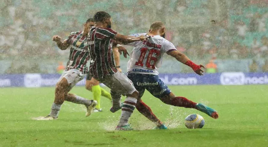 Jogo entre Bahia e Fluminense, pelo Brasileirão, é paralisado devido a um temporal em Salvador