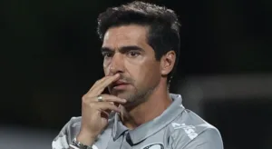 Torcedores do Palmeiras detonam Abel e exigem três saídas após derrota contra o Vitória