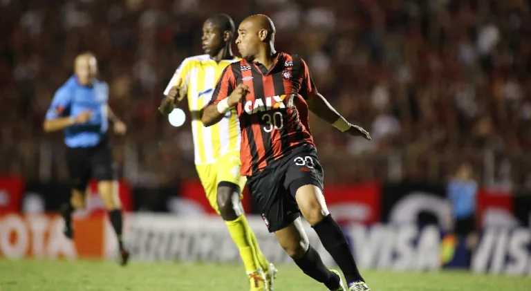 Lembra deles? Veja onde estão os jogadores que decepcionaram no Brasileirão 2014