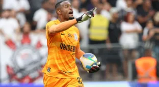 Carlos Miguel foi titular do Corinthians na vitória sobre o Fluminense (Alexandre Schneider/Getty Images)