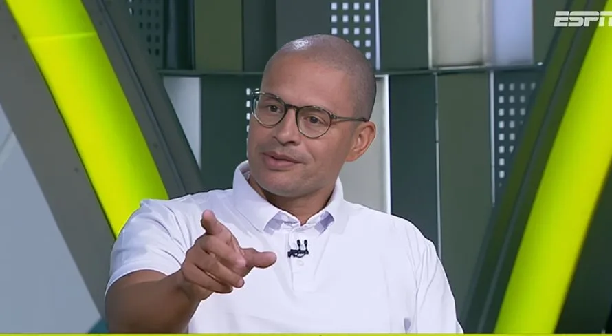 Alex exalta treinador histórico do futebol brasileiro: “Me ajudou”