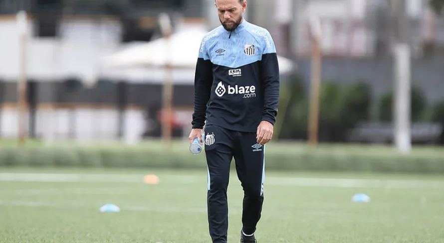 Alicia Klein questiona o retorno de Kleiton Lima, acusado de assédio, ao time feminino do Santos