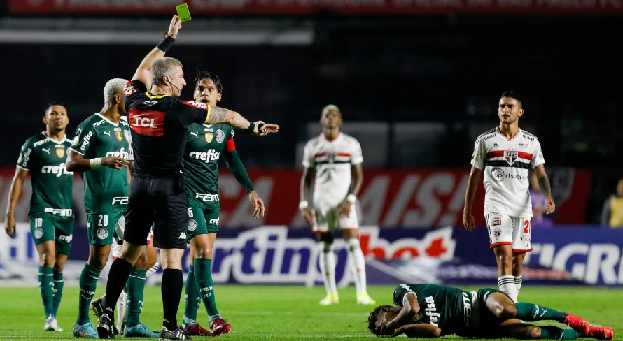 Neto critica árbitro badalado do Brasil: “Já apitou muito”