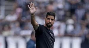 Rizek aponta atleta que “tenta jogar sozinho” no Corinthians e dispara sobre demissão de treinador