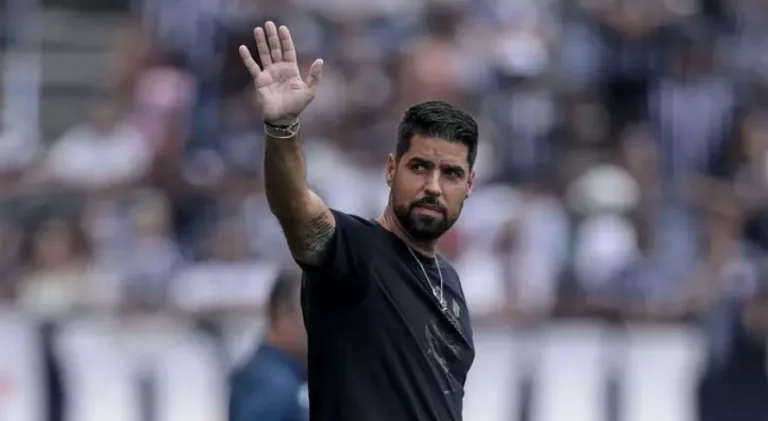 António Oliveira, do Corinthians, responde se prefere vencer Palmeiras ou SPFC