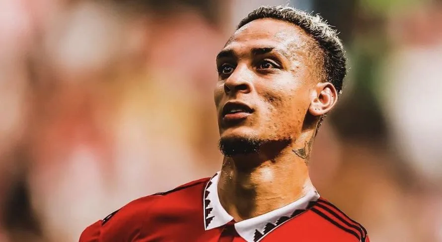 Antony, do Manchester United, é criticado por provocar a torcida adversária