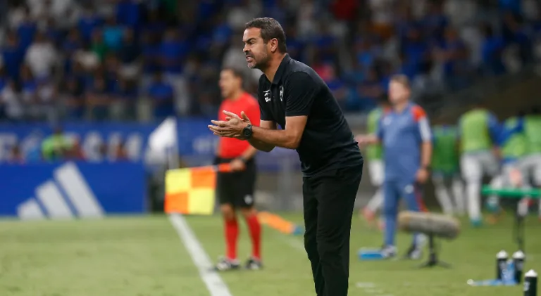 Artur Jorge elogia entrega do Botafogo em derrota no Brasileirão Série A