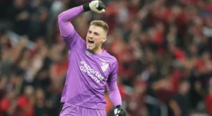 Paulo Nunes ‘esquece’ Weverton e exalta goleiro do Brasileirão: “Excepcional”