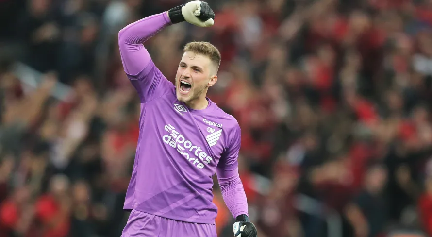 Paulo Nunes ‘esquece’ Weverton e exalta goleiro do Brasileirão: “Excepcional”