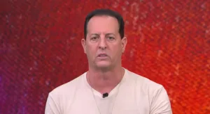 Benja reforça opinião e aponta jogador “enganação” no Brasil