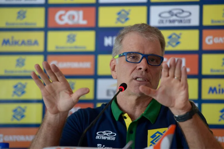 Bernardinho volta ao comando da seleção brasileira de vôlei e faz alerta sobre os Jogos Olímpicos de Paris