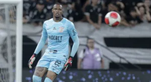 Carlos Miguel está de olho na situação de Cássio enquanto define futuro no Corinthians