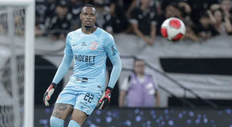 Carlos Miguel está de olho na situação de Cássio enquanto define futuro no Corinthians