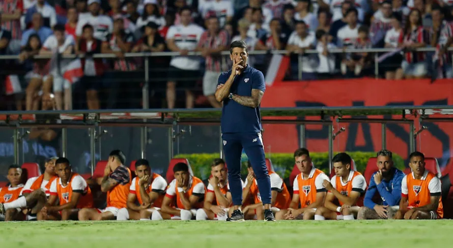 Arnaldo Ribeiro detona Carpini no SPFC: “Não se aplica ao futebol brasileiro de 1º nível”