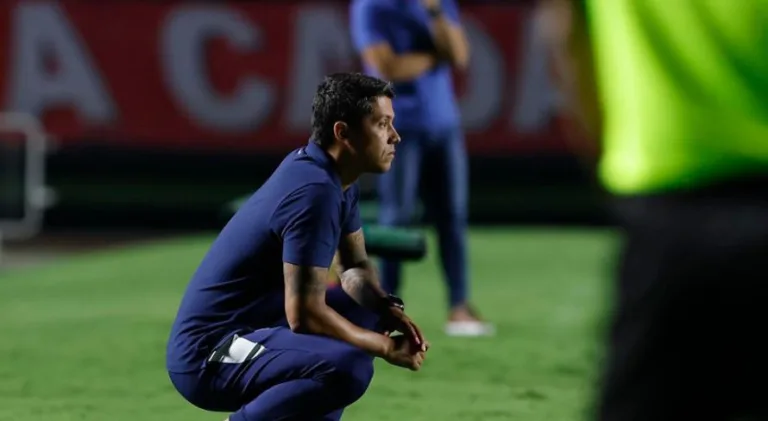 SPFC se divide entre apoio e impaciência a Carpini após derrota no Brasileirão