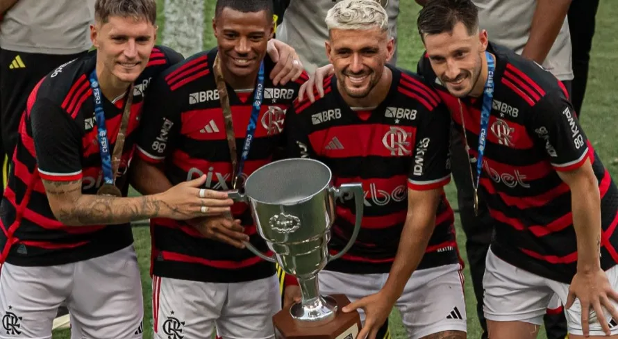 Casagrande ‘elimina’ rival do Flamengo e atualiza lista de ‘papa-títulos’ no Brasil