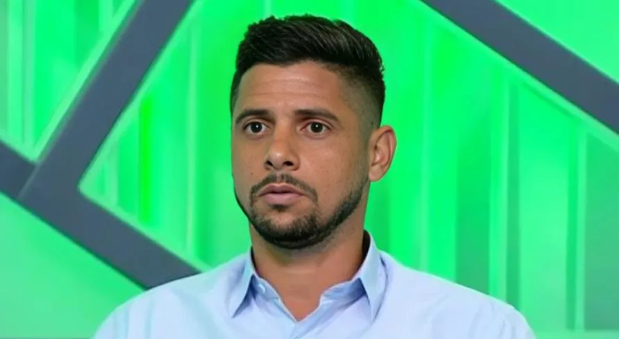 Cicinho aponta time ‘blindado de crise’ no futebol brasileiro: “Pode perder”