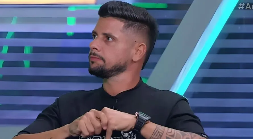 Cicinho dispara contra craque do futebol brasileiro: “Joga de meião molhado”