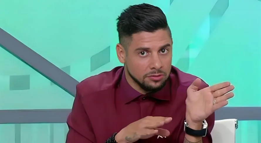 Cicinho “corneta” lateral-direito multicampeão no Brasil: “Não passa do meio-campo”