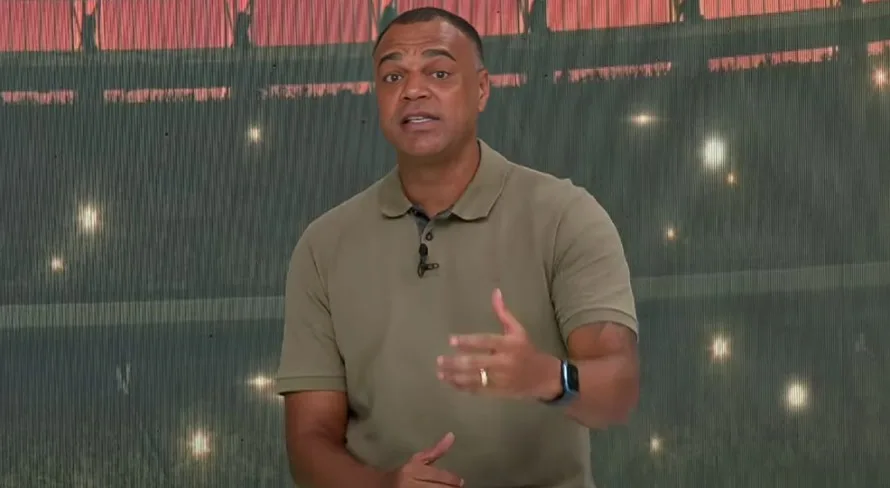 Denílson crava meia diferenciado do futebol brasileiro hoje: “Vai pra dentro”