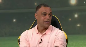 Denílson aponta técnico ‘diferenciado’ do futebol brasileiro: “Sabe trabalhar”