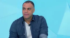 Denílson fica “incrédulo” com jogador do Flamengo em jogo na Libertadores: “Pra quê?”