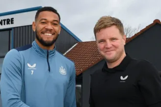 Joelinton ao lado de Eddie Howe, técnico do Newcastle