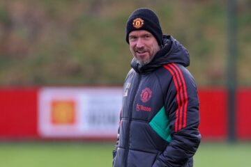 Treinador Erik ten Hag comandando treindo do Manchester United