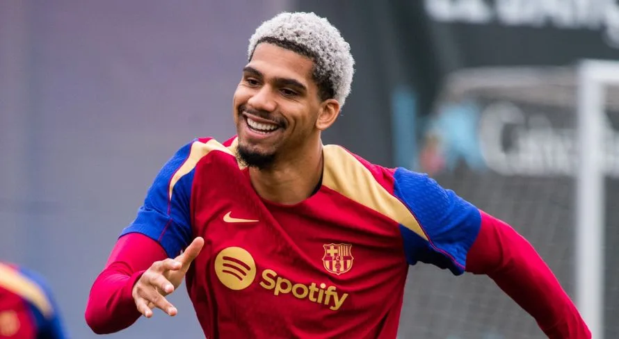 Xavi comenta rumores sobre saída de Ronald Araújo do Barcelona