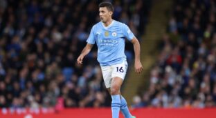 Rodri em campo pelo Manchester City (Alex Livesey/Getty Images)