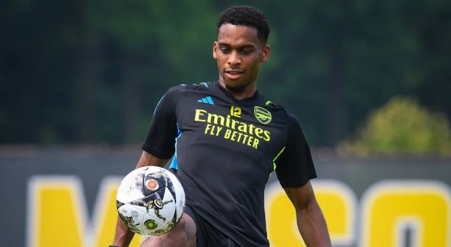 Jurrien Timber, do Arsenal, se aproxima de retorno após grave lesão