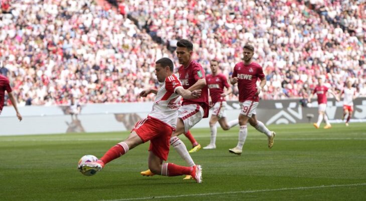 Raphael Guerreiro disputa com atletas adversário durante a partida entre Bayern de Munique e Colônia, pela Bundesliga (Reprodução/X/Bayern de Munique)