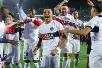 Mbappé e seus companheiros de PSG comemoram vitória sobre o Barcelona na Champions