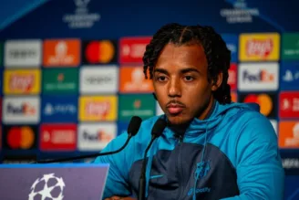 Zagueiro Koundé, do Barcelona, durante entrevista coletiva