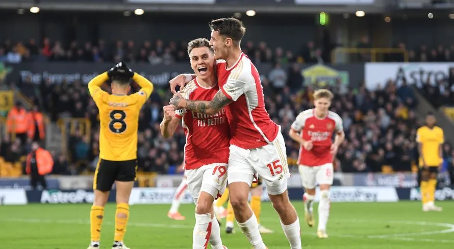Arsenal derrota Wolverhampton e assume liderança da Premier League