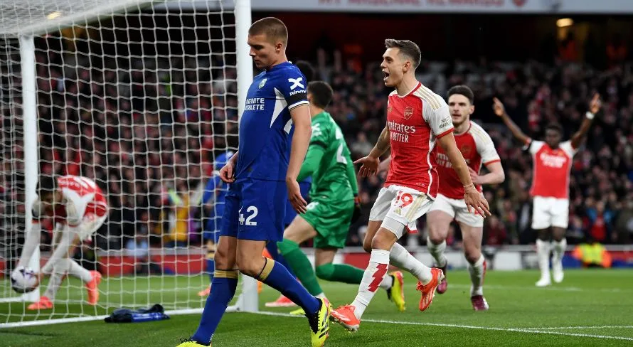 Arsenal atropela Chelsea e se mantém na liderança da Premier League