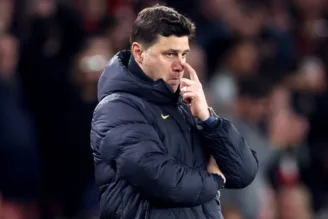 Pochettino preocupado à beira de campo durante jogo do Chelsea