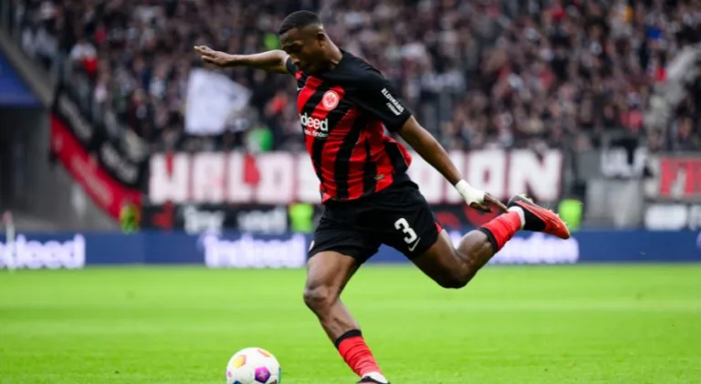 Liverpool mira contratação de zagueiro do Eintracht Frankfurt